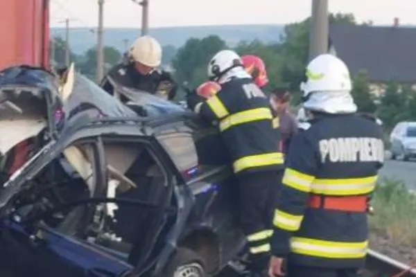 Accident grav în Suceava. Autoturism lovit de tren la o trecere la nivel cu calea ferată fără bariere. Șoferul nu a supraviețuit impactului