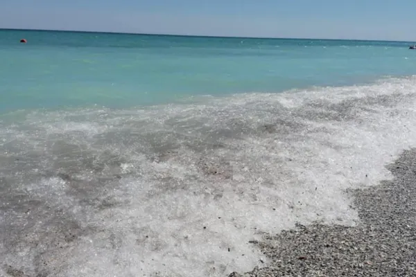 Componente metalice neobișnuite, descoperite pe o plajă din Mamaia. Polițiștii de frontieră fac cercetări