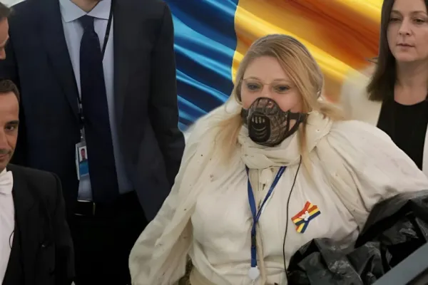Șoșoacă, un nou derapaj HALUCINANT împotriva celor care au criticat circul pe care l-a făcut în Parlamentul European: Lașilor! Prostănacilor! AMIBELOR!!