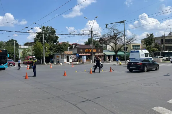 Accident teribil în București. Un motociclist a murit, după impactul violent cu o mașină - VIDEO