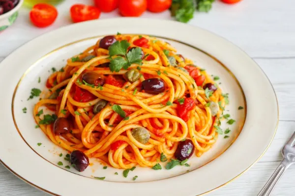 Spaghetti alla Puttanesca. Rețetă tradițională, italiană