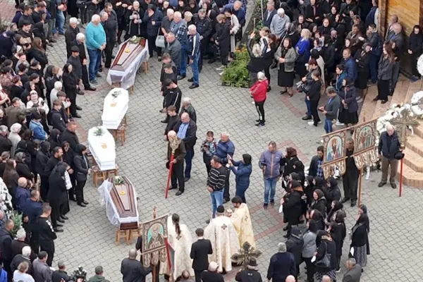 Accident Suceava. Scene sfâșietoare la înmormântarea părinților și celor 2 copii minori uciși de șoferul de TIR care a adormit la volan. A fost declarat doliu local