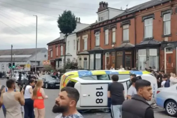 Români REȚINUȚI după scandalul uriaș cu polițiștii în Leeds, Anglia. Anunțul MAE