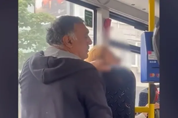 Bărbat, căutat de polițiști după ce a făcut gesturi obscene într-un autobuz din Cluj. Călătorii au fost îngroziți