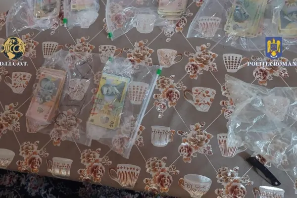 Traficanți de droguri, prinși în flagrant, în timp ce vindeau cocaină şi metamfetamină către consumatori din Capitală: ce au descoperit polițiștii la percheziții