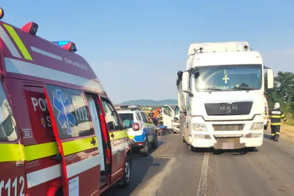 Accident rutier grav între un camion și un microbuz în care erau 10 persoane! S-a activat Planul Roșu de Intervenție