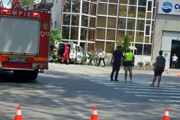 Accident rutier grav între un microbuz și un autoturism. 6 victime în urma impactului după ce mașina a fost proiectată în perete