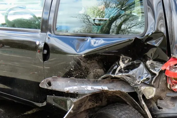 Haos în sectorul 4 din București. Un individ beat, fără permis și cu o mașină furată a provocat 4 accidente