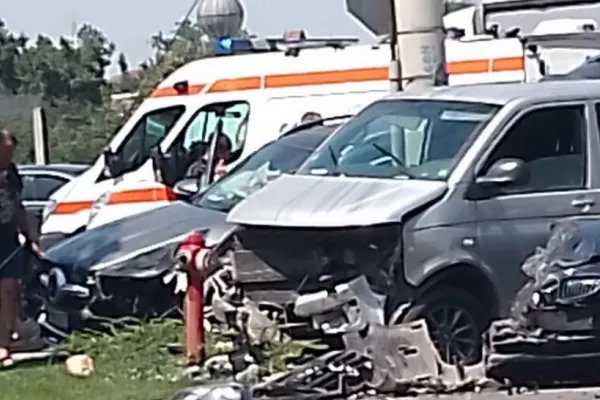 Accident grav, în Oradea: trei mașini s-au făcut ghem, în urma unui impact deosebit de violent