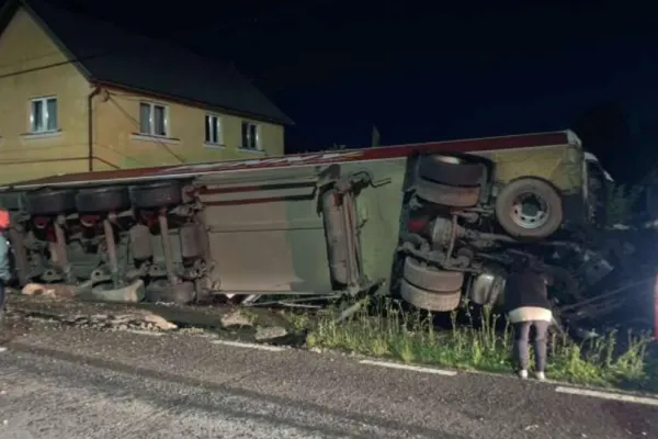 Accident grav, în jud. Harghita: o victimă, după ce un tir s-a răsturnat și s-a înfipt într-o casă de pe marginea drumului