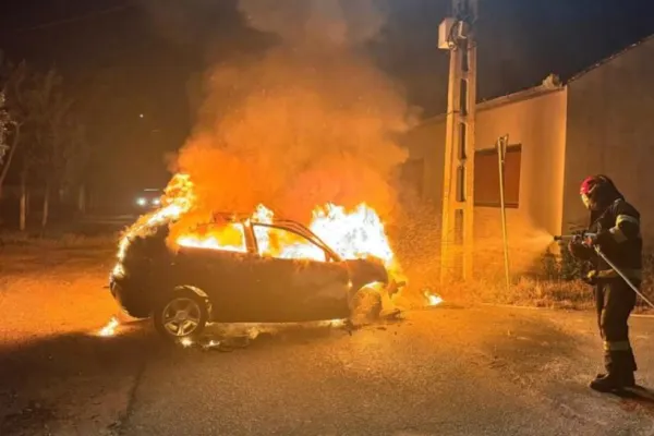 Accident șocant, în Bihor: 3 copii, cu vârste între 9 şi 15 ani, răniţi după ce au intrat cu maşina într-un stâlp. În urma impactului, mașina a luat foc!