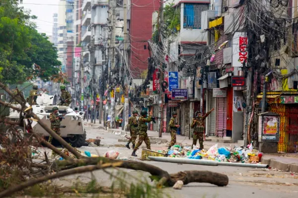 Haos total în Bangladesh. Peste 100 de oameni au murit în urma protestelor uriașe. Armata patrulează pe străzi VIDEO
