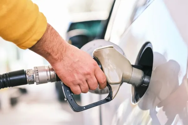 Realitatea de dincolo de politică. De la 1 ianuarie cresc accizele. Cât vor consta benzina și motorina de la anul