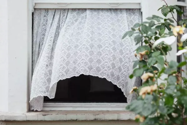 Te poți îmbolnăvi dacă "te trage curentul"? Unde se termină mitul și începe realitatea
