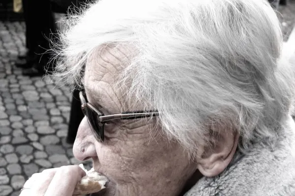 Femeile ies mai târziu la pensie din 2026. La cât crește vârsta de pensionare