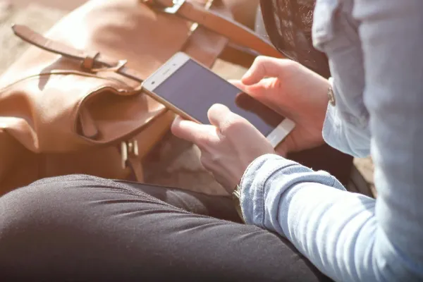 Cât de nociv este pentru sănătate telefonul mobil? Ce se întâmplă în organism atunci când îl folosești în exces