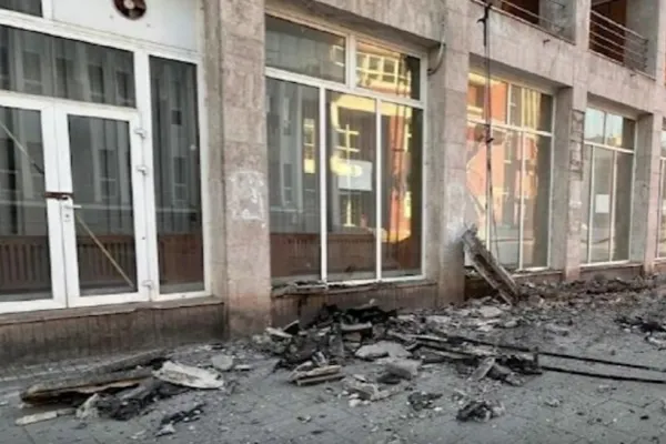 Pericol pentru pietoni. Fațada unui hotel în paragină s-a prăbușit