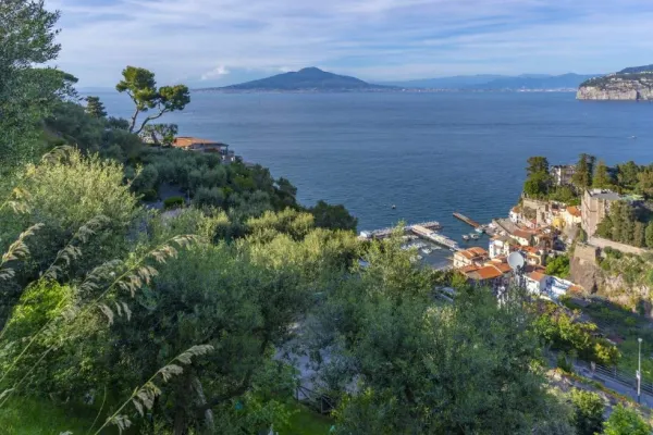 Vacanță în stațiunile de lux Amalfi și Positano, Italia. Cât costă o noapte de cazare