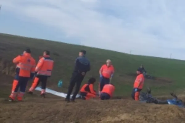 Accident rutier grav. Un ATV a intrat într-un cap de pod