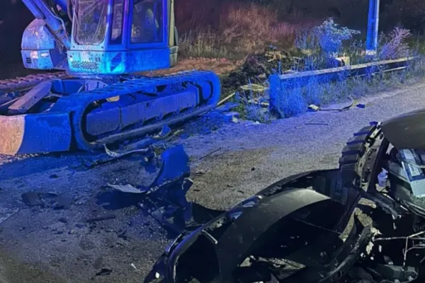 Accident rutier grav. O femeie a murit după ce a intrat cu mașina într-un buldoexcavator parcat