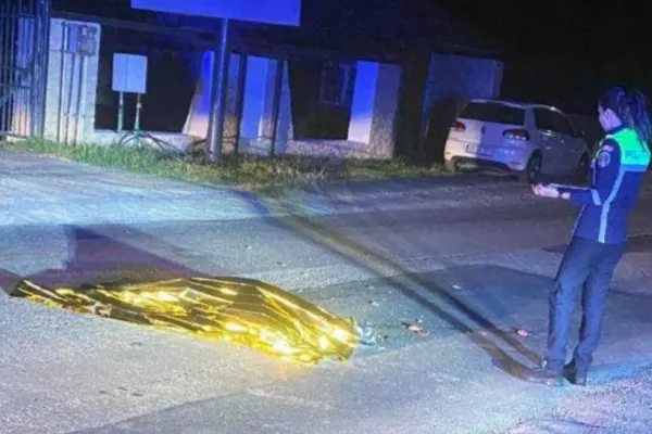 O femeie a fost accidentată mortal de un șofer grăbit. Oamenii legii au intervenit de urgență