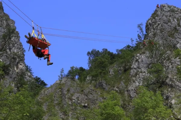 Accident cumplit în România! O mașină în care se aflau cinci oameni a căzut într-o prăpastie