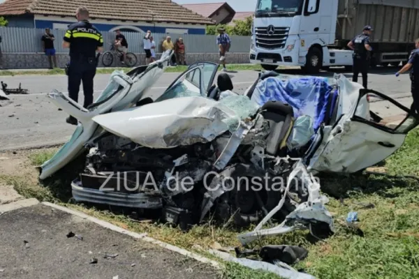 Accident rutier înfiorător în Constanța! O mașină a fost făcută „praf” după ce a intrat în coliziune cu un TIR - VIDEO