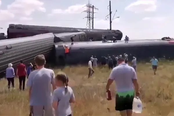 Accident feroviar cumplit: În jur de 100 de victime după ce un tren a deraiat