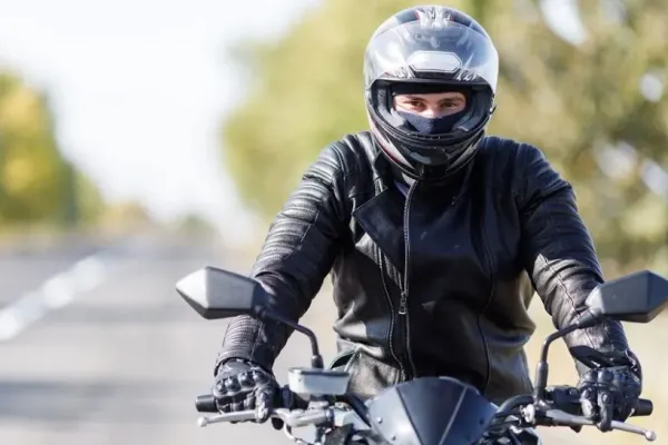 Gestul secret prin care motocicliștii semnalizează prezența radarelor pe stradă. Polițiștii din Germania sunt exasperați