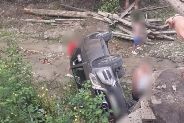 Accident grav în Neamț. Trei persoane au ajuns la spital după ce mașina în care erau a zburat de pe pod
