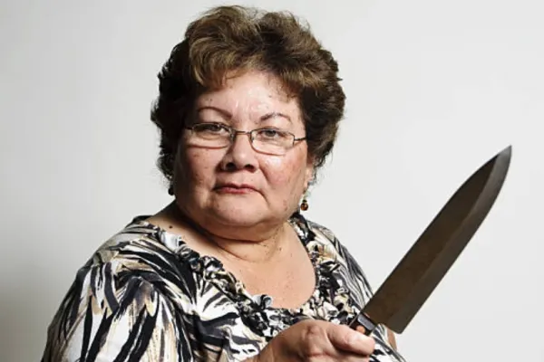 O pensionară din Iași a amenințat polițiștii cu cuțitul, după ce a furat o geantă. Oamenii legii au luat-o pe sus pe bunicuța violentă