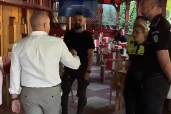 Polițiști - la terasă in timpul serviciului. Șeful lor a filmat totul live: „Absolut jenant!” - VIDEO