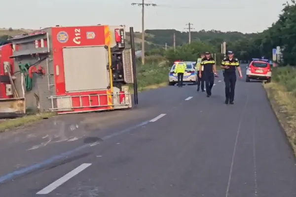 Mașină a pompierilor, avariată în urma unui accident grav pe pe DJ 244A. Autospeciala se deplasa în misiune