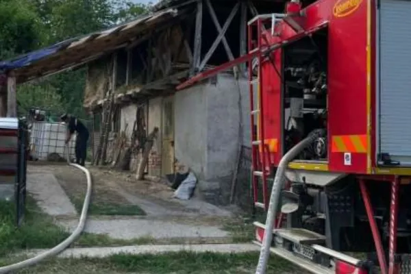 Restaurant, în flăcări! Incendiul s-a extins pe 300 de metri pătraţi, iar o persoană a fost rănită
