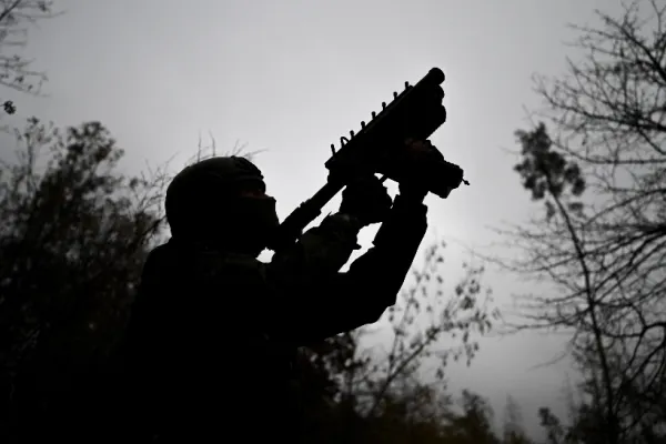 Autoritățile de la Moscova îi înfometează și îi bat pe migranți pentru a semna contracte cu armata rusă