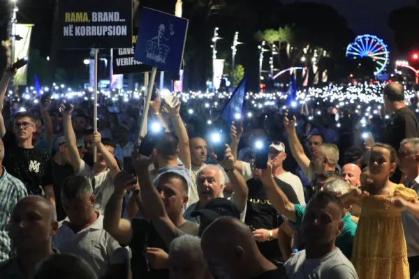 Proteste violente în Albania. Se cere demisia lui Edi Rama, premierul care-l plătea pe Florian Coldea cu sume uriașe pentru consiliere
