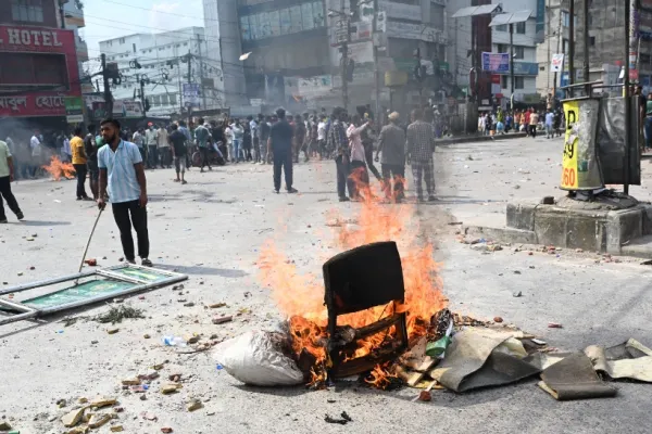 Protestele din Bangladesh au escaladat! Incendiu la sediul televiziunii publice: mai multe persoane ar fi fost prinse în interior