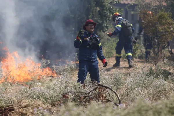 Risc ridicat de INCENDII, în Grecia! Zeci de focare în mai multe zone ale țării: pompierii duc o luptă contracronometru cu flăcările