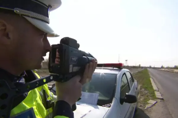 Aproape de ireal! Un șofer a fost prins cu 180 km/h pe un drum dintr-un sat. Acum, va fi pieton patru luni