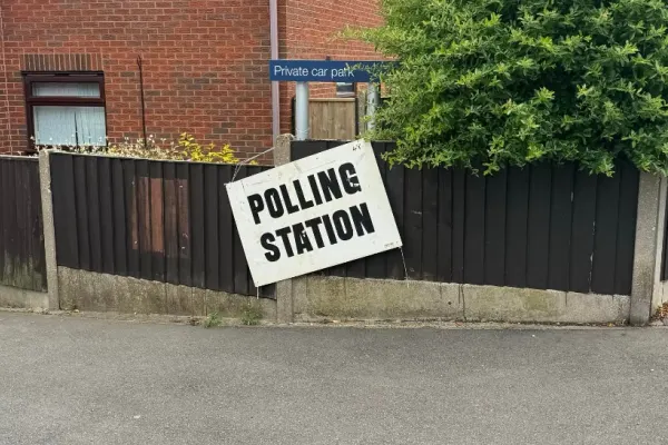 Alegeri în Marea Britanie: laburiștii, la un pas să se întoarcă la guvernare! Cum au căzut conservatorii în dizgrații