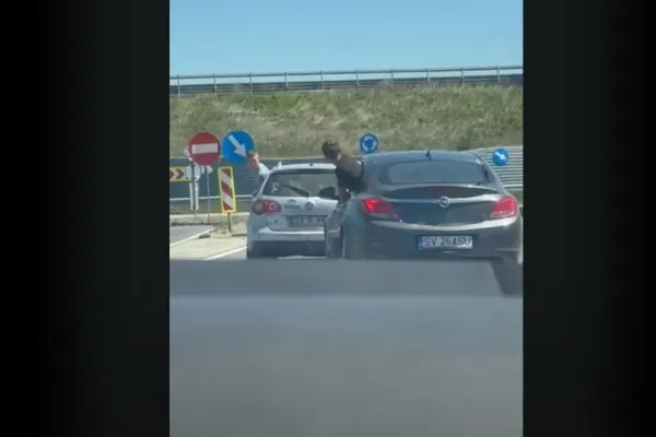 Inconștiență la volan.  Doi tineri s-au șicanat cu mașinile în trafic, până i-a depistat poliția. Acum sunt pietoni și mai săraci cu 4.000 de lei VIDEO