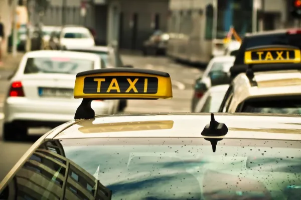 Turistul țepuit de un taximetrist din Capitală este laureat al premiului Nobel: pentru o cursă de 20 de euro, bărbatul i-a cerut 400!