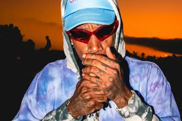 După ce l-au săltat de pe scenă pentru consum de droguri, rapperul Wiz Khalifa îi laudă pe polițiștii români pentru că i-au dat drumul: „Sunt cumsecade”