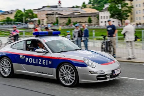 Șoferii care conduc cu mare viteză rămân fără mașini. Polițiștii le confiscă și le scot la licitație
