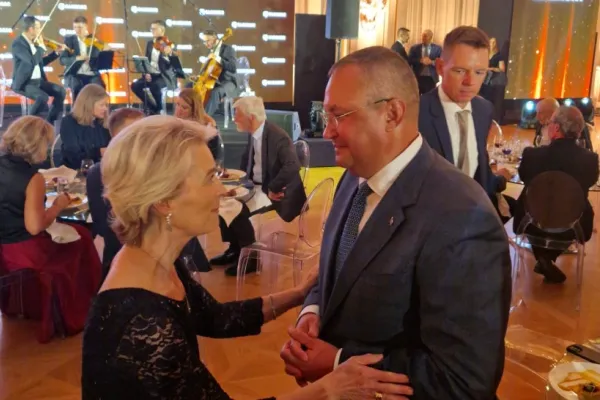 Nicolae Ciucă, întâlnire cu Ursula von der Leyen la Globsec Forum 2024. Gestul de prietenie făcut de șefa Comisiei Europene către liderul PNL