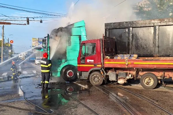 Accident grav la Iași! Un camion a luat foc în urma coliziunii cu  două autoturisme. Imagini șocante - FOTO&VIDEO