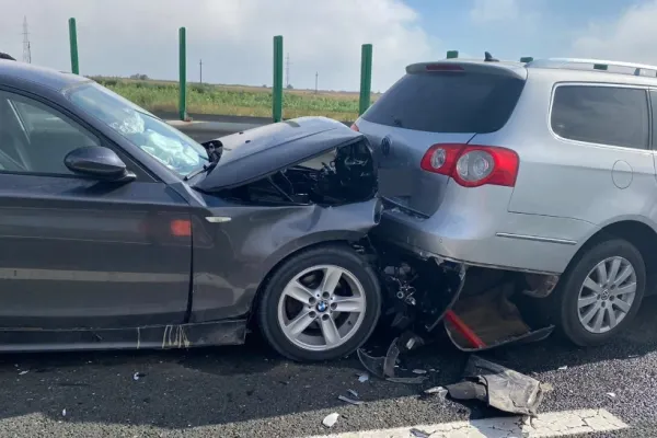 Carambol pe DN7. Trei mașini implicate într-un accident. Două persoane au ajuns la spital