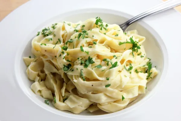 Paste Fettuccine Alfredo. O rețetă italiană, simplă și savuroasă! Cum gătești preparatul bogat și cremos