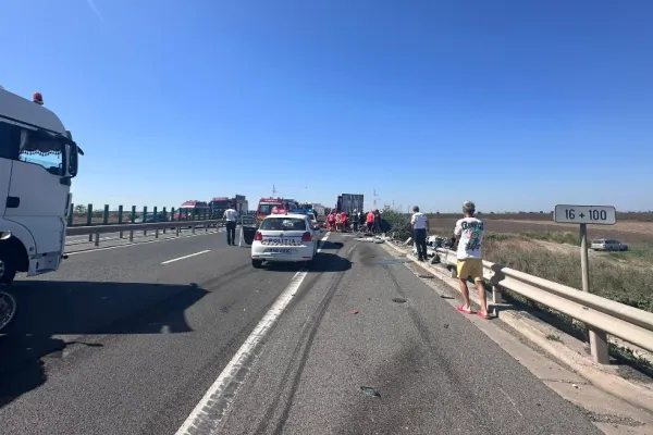 Accident înfiorător în Constanța: 12 victime! Planul Roșu a fost activat, după ce un microbuz a fost aruncat de un TIR de pe autostradă în șanț - VIDEO