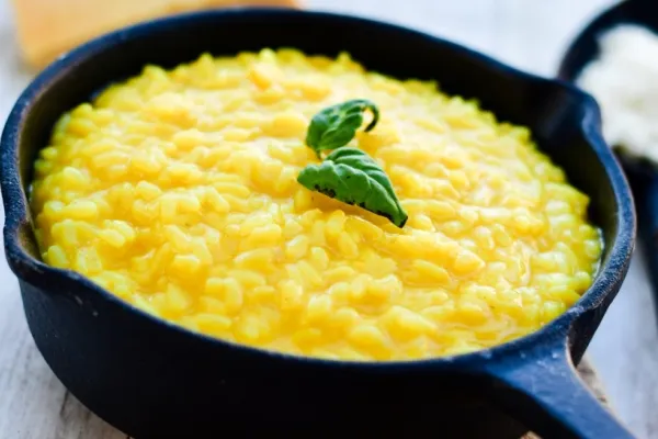 Risotto alla Milanese, un preparat cremos și aromat! Rețeta mâncării emblematice în bucătăria italiană